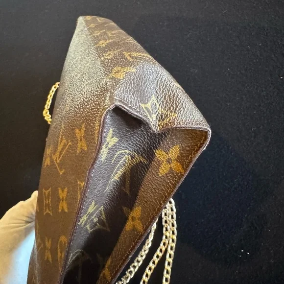 Louis Vuitton
LV Monogram Toiletry Pouch 26 vintage converted Crossbody - Picture 7 of 16